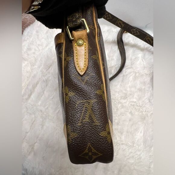 LOUIS VUITTON-SL0050 Danube Monogram Canvas Crossbody - Picture 6 of 15